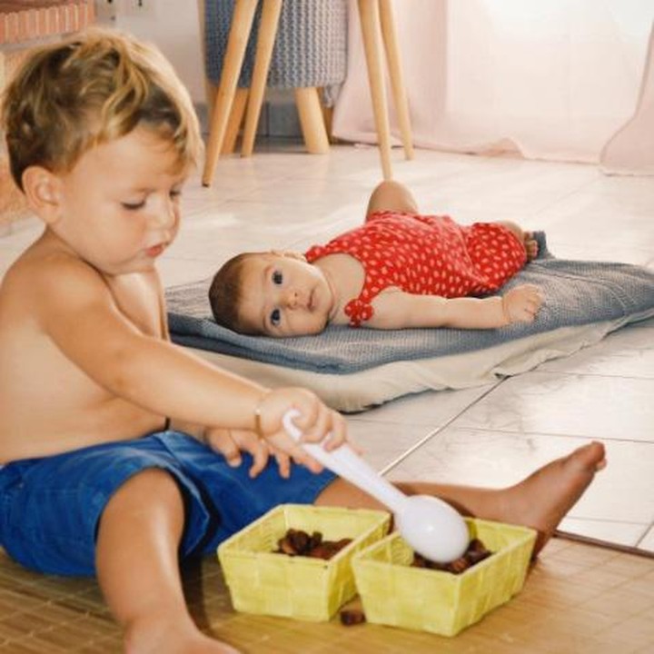 <p>Memindahkan benda atau makanan dari piring satu ke piring satu lagi juga salah satu kegiatan montessori lho Bun. Ssst jangan salah fokus dengan si kecil yang tiduran ya. Hi hi. (Instagram: @famille_epanouie)</p>