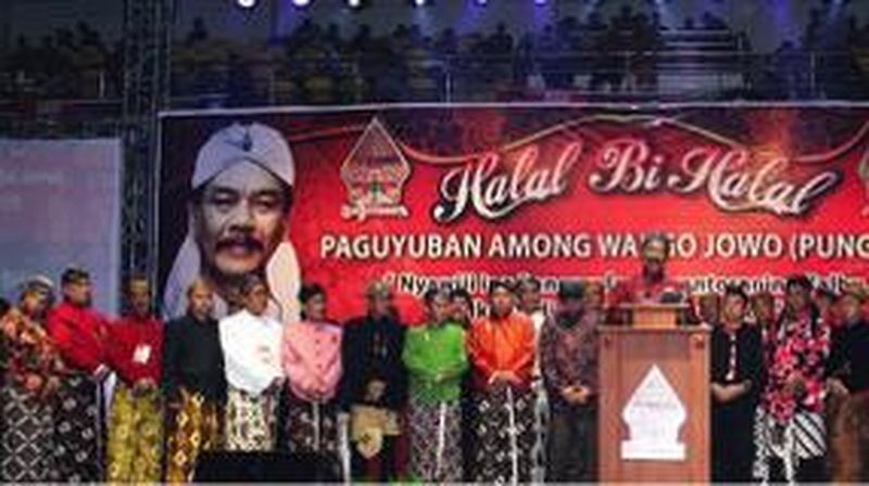 Ribuan orang berduyun-duyun meramaikan acara Halalbilahal ke-9 Paguyuban Among Wargo Jowo (Punggowo).