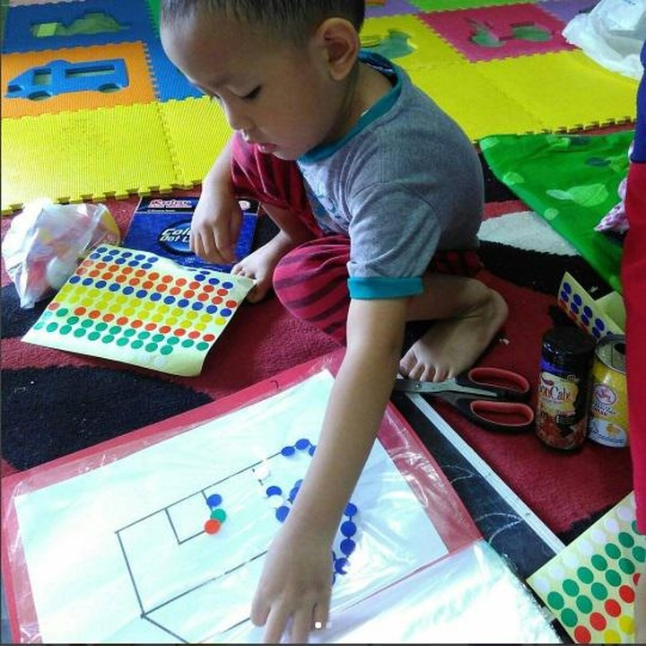 <p>Bahkan sekarang sudah banyak lho, material yang dijual untuk montessori di rumah. (Instagram: @asri_dh)</p>