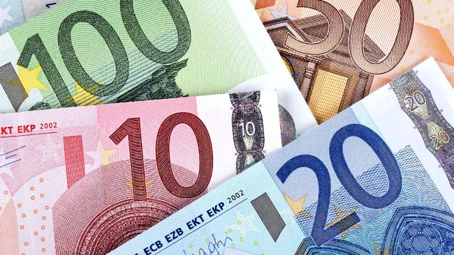 Rupiah melemah terhadap empat mata uang asing, yakni euro dan yen Jepang, termasuk dolar Amerika Serikat dan dolar Australia.