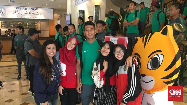 Bek kanan Timnas Indonesia U-22, Putu Gede Juni Antara, menjadi salah satu pemain yang kerap diincar suporter Indonesia untuk foto bersama.