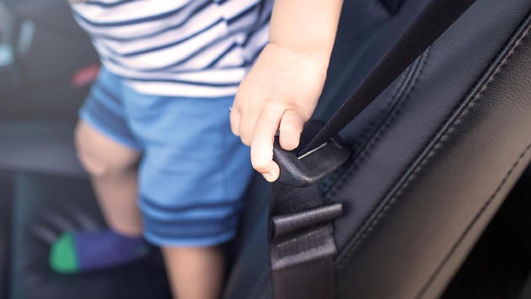 Meski kita anggap anak sudah paham dan bisa 'aman' ditinggal di mobil, kita perlu tetap hati-hati ya, Bun.
