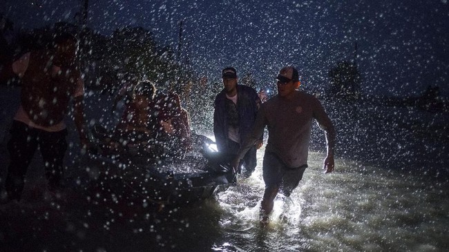 Topan Irma yang diprediksi bakal menjadi badai terbesar kedua di AS telah menghantam Kepulauan Karibia dan diperkirakan bakal menuju Florida.