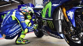 Ritual Jongkok Valentino Rossi: Saya Tak Bicara dengan Motor