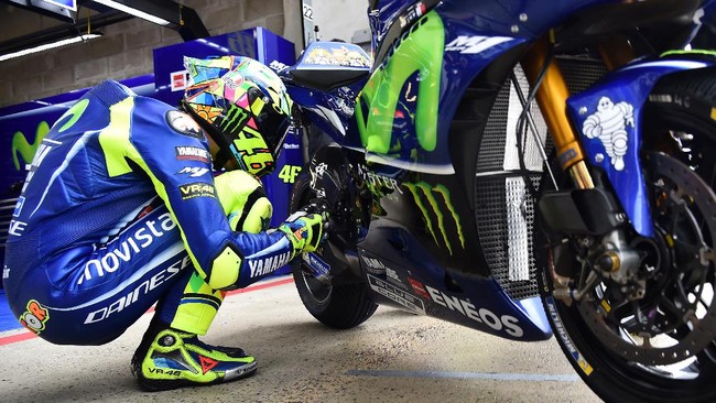 Salah satu ritual yang dilakukan Valentino Rossi sebelum menunggangi sepeda motor adalah jongkok sambil memegang pijakan kaki sepeda motor sebelah kanan.