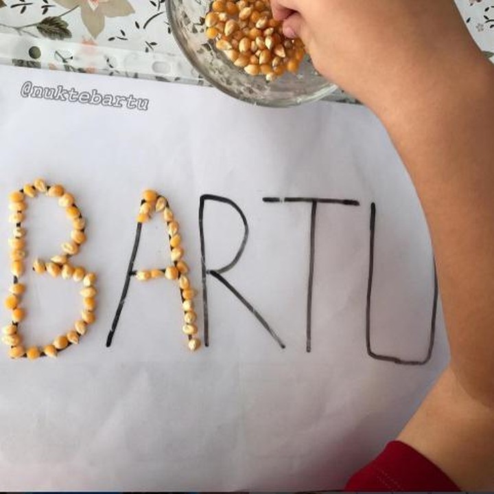 <p>Nah, kegiatan menaruh biji-bijian sesuai dengan kata atau kalimat ini juga merupakan kegiatan montessori. Manfaatnya adalah untuk meningkatkan konsentrasi anak serta motorik halusnya. (Instagram: @nuktebartu)</p>