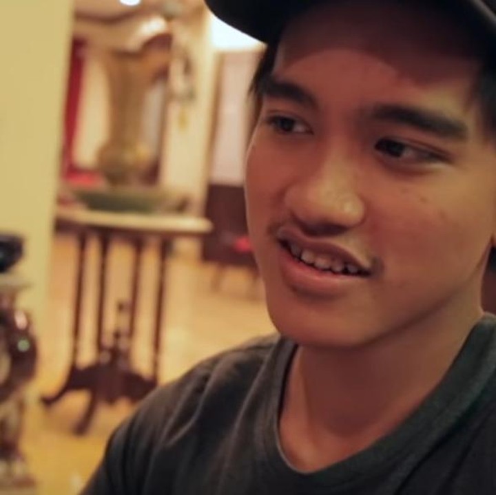 <p>"Sini Dek, ngomong sama kamera," kata Kaesang. (Foto: Vlog Kaesang)<br /><br /></p>