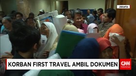 Para Korban First Travel Mengantre Untuk Mendapatkan Paspor