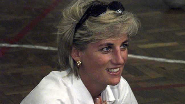 Mengenang 20 Tahun Kematian Putri Diana Tepat pada hari ini (31/8), 20 tahun lalu Putri Diana tiada. Peringatan dua dekade kepergiannya dikenang di taman penuh bunga favoritnya di Istana Kensington.