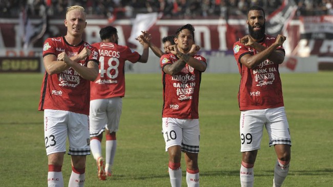 Irfan Bachdim dipastikan memperpanjang kontrak bersama Bali United hingga 2020. Namun, hingga kini masa depan Sylvano Comvalius bersama skuat Serdadu Tridatu.