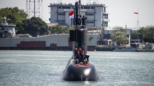 FOTO: Kapal Selam 'Monster Bawah Laut' Bersandar di Surabaya
