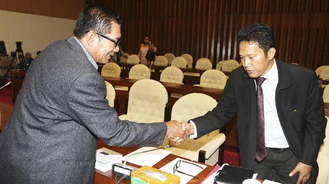 Direktur Penyidikan KPK Aris Budiman hadir ke rapat Pansus Hak Angket KPK. Langkah itu dinilai sebagai pelanggaran dan memiliki kepentingan ganda.