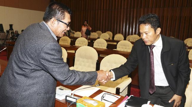 Aris Budiman dan Penghancuran KPK ala Kuda Troya Direktur Penyidikan KPK Aris Budiman hadir ke rapat Pansus Hak Angket KPK. Langkah itu dinilai sebagai pelanggaran dan memiliki kepentingan ganda.