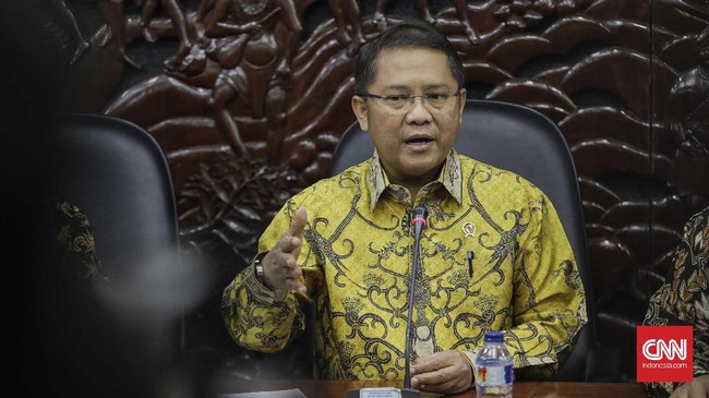 Kemenkominfo menyebutkan bahwa operator memang menyimpan data penggunanya. Jika ada penyalahgunaan, sanksinya bisa sampai pencabutan izin.