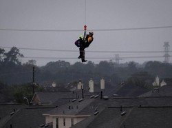 Video Dramatis Evakuasi Korban Banjir di Sri Lanka, Pakai Helikopter
