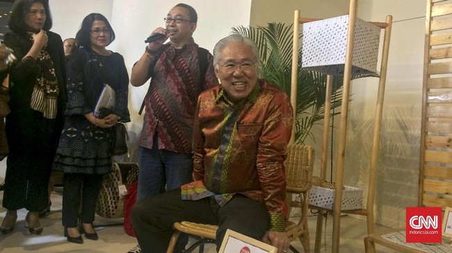 Salah satunya dengan mendorong pusat perbelanjaan modern untuk menyediakan tempat berjualan bagi pelaku usaha kreatif dari Usaha Kecil dan Menengah (UKM).