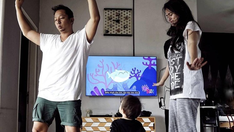 Apakah Bunda dan si kecil juga sering nyanyi lagu Baby Shark sambil menari?