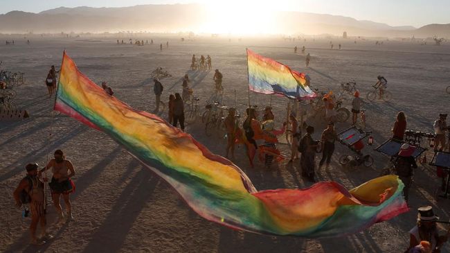 Jangan kira Burning Man bakal menjadi festival seni yang membosankan. Setiap tahunnya, pameran seni dan penampilan musisinya selalu memberi kejutan.