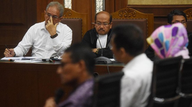 Mantan Wakil Direktur Utama PT DGI Johanes Adi Widodo mengatakan anak buah Nazaruddin Mindo Rosalina Manulang meminta fee proyek ke PT DGI.