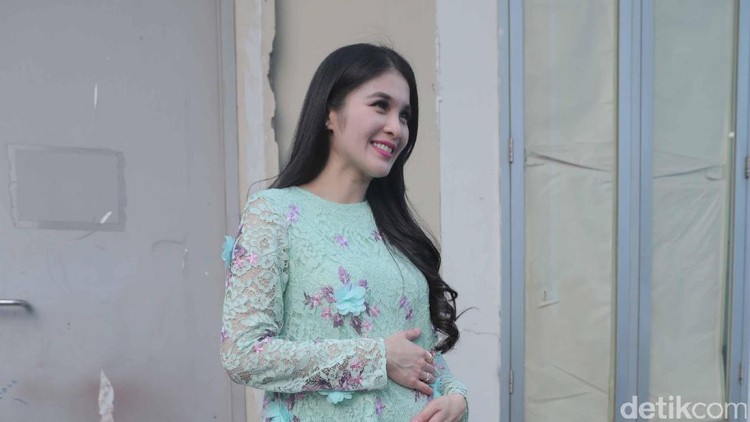 Sandra Dewi lagi hamil 7 bulan nih. Dia punya cerita unik soal ngidam yang dirasakan selama hamil. Apa tuh?