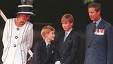 FOTO: Putri Diana dan Aneka Topi Andalannya Berbagai macam topi pilihan Putri Diana selalu pas dan membuatnya tampil sempurna, dari mulai topi panama, kotak-kotak atau yang warna senada dengan busana.