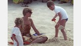 FOTO: Sisi Kasual Diana di Balik Mewahnya Tembok Istana Putri Diana dikenal sebagai putri yang mendobrak aturan busana kerajaan. Dia tak cuma cantik bergaun mewah tapi juga busana kasual layaknya wanita biasa.