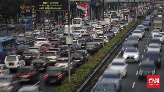 Kemacetan diprediksi terjadi di pintu tol di masa libur panjang. Polisi mengantisipasi dengan alih arus, lawan arus, dan penutupan jalan.