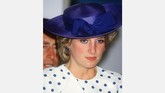 FOTO: Putri Diana dan Aneka Topi Andalannya Berbagai macam topi pilihan Putri Diana selalu pas dan membuatnya tampil sempurna, dari mulai topi panama, kotak-kotak atau yang warna senada dengan busana.