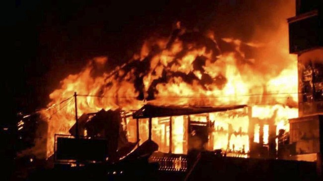 Polda Papua membenarkan kantor lama Bupati Yalimo diduga dibakar orang tak dikenal, setelah ditemukan lima buah jeriken di lokasi kejadian.