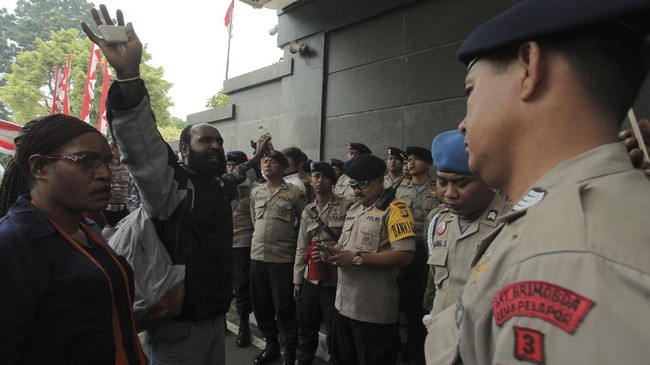 Polri menyayangkan setiap tindakan tegas yang dilakukan anggotanya untuk menjaga keamanan pilkada di Papua kerap dipandang tindakan represif aparat.