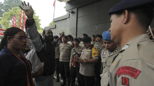Warga Intan Jaya Papua Protes Putusan MK, Penerbangan Lumpuh Penerbangan lokal lumpuh karena jalan menuju Bandara Biloray di Sugapa, Kabupaten Intan Jaya dipalang oleh warga.