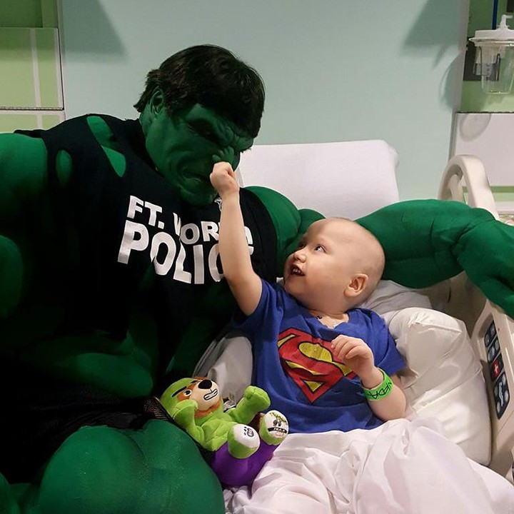 <p>Bermula dari pengalamannya menghibur anak yang sakit kanker, dia termotivasi melakukan hal yang sama untuk anak lainnya. (Facebook: Heroes & Cops Against Childhood Cancer)  </p>