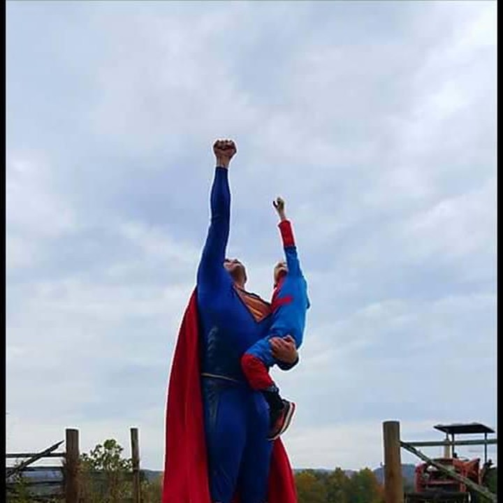 <p>Damon Cole, merupaka polisi di Texas yang ternyata punya hasrat lain di luar profesinya. (Facebook: Heroes & Cops Against Childhood Cancer)</p>