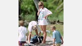 FOTO: Sisi Kasual Diana di Balik Mewahnya Tembok Istana Putri Diana dikenal sebagai putri yang mendobrak aturan busana kerajaan. Dia tak cuma cantik bergaun mewah tapi juga busana kasual layaknya wanita biasa.