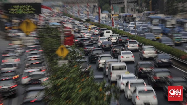 Yayasan Lembaga Konsumen Indonesia (YLKI) menilai kenaikan tarif tol tersebut bisa memicu kelesuan ekonomi, saat daya beli konsumen sedang menurun.