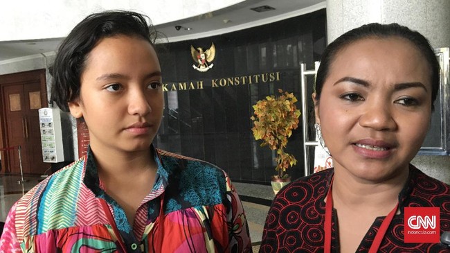 Mahkamah Konstitusi menolak gugatan UU Kewarganegaraan yang diajukan Gloria Natapradja. Dia kini harus merogoh Rp50 juta agar mendapat status WNI.