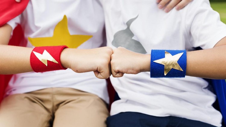 Superhero yang biasa memberantas kejahatan, kini membersihkan kaca sembari menghibur anak-anak di rumah sakit. Kok bisa?