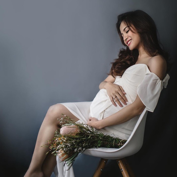 Nggak lama setelah menikah, aktris Acha Septriasa langsung hamil. Makin cantik aja nih calon ibu yang belum lama ini berulang tahun ke-28 tahun. (Foto: Instagram @septriasaacha)