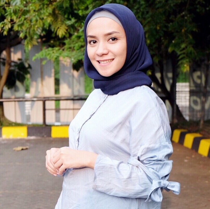 Penyanyi cilik yang kini udah ibu-ibu, Enno Lerian, juga lagi berbadan dua nih. Enno pun nggak kalah energik dan manis lho. (Foto: Instagram @ennosoe)