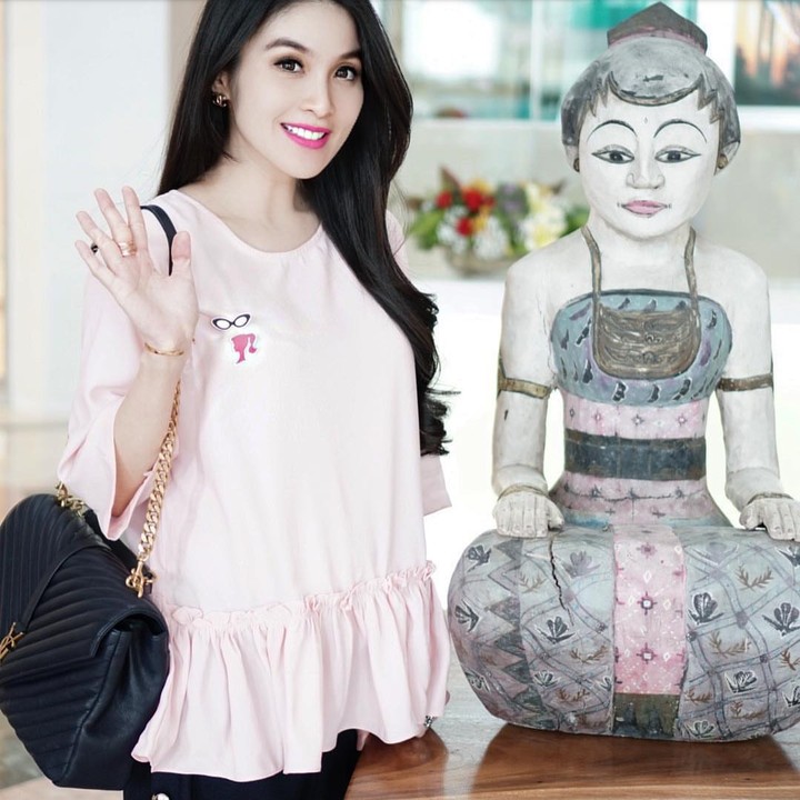 Aktris Sandra Dewi juga sedang hamil lho. Lihat nih, wajahnya makin flawless. Kece banget deh. (Foto: Instagram @sandradewi88)