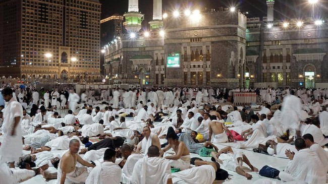 Sekitar 1.000 jemaah berkumpul di Lembah Mina, Mekah, Arab Saudi, Rabu (29/7) untuk memulai rangkaian ibadah haji.