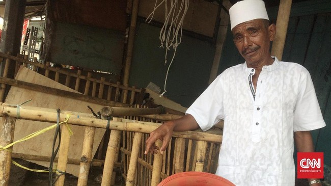 Para pedagang musiman tersebut mengaku penjualan kambing pada Iduladha tahun ini turun karena harga yang melonjak.