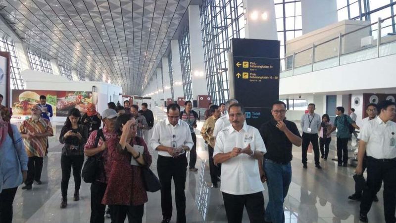 Hampir semua orang pernah memanfaatkan jasa angkut barang (porter) di bandara.