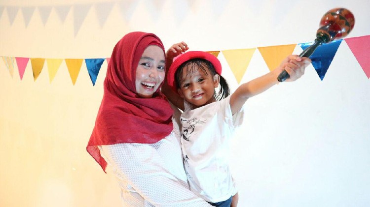 Kebiasaan membaca bisa ditanamkan pada anak-anak melalui kegiatan mendongeng, lho, Bun.