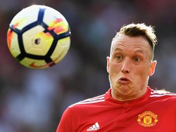 Rio Ferdinand Heran Phil Jones Masih di Man United