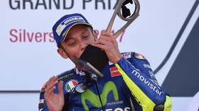 Sepatu Rossi Sampai Harus Digunting karena Patah Kaki