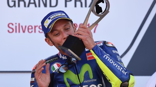 Ayah Valentino Rossi, Graziano Rossi membeberkan terpaksa melepas sepatu bot kanan anaknya dengan cara digunting setelah patah kaki.