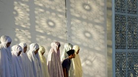 Bagaimana Hukum Salat Campur Saf Laki-laki dan Perempuan?