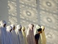 Bagaimana Hukum Salat Campur Saf Laki-laki dan Perempuan?