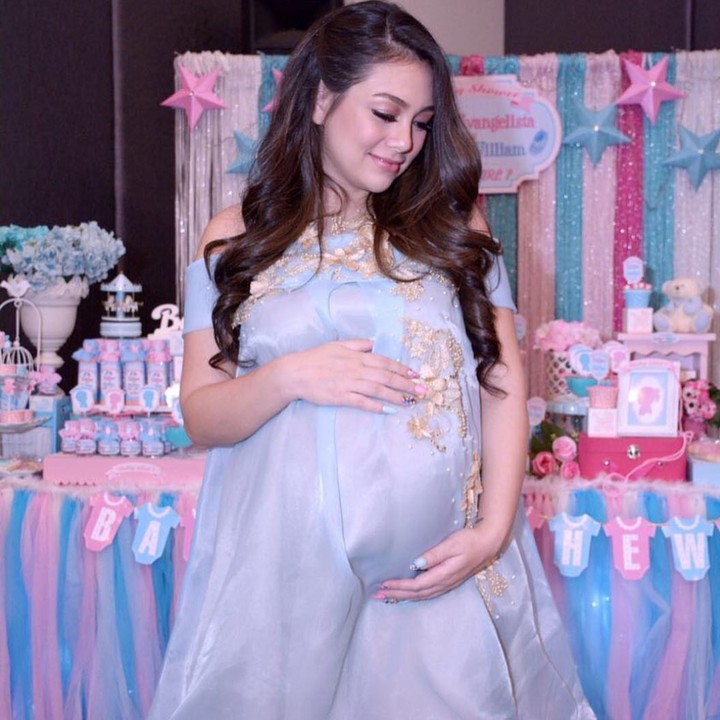 Aktris Celine Evangelista saat ini juga sedang hamil. Dalam beberapa sesi pemotretan, banyak netizen yang bilang Celine memang makin cantik saat hamil. Kira-kira calon bayinya laki-laki atau perempuan ya? (Foto: Instagram @maleeka.organizer/ @celine_evangelista)